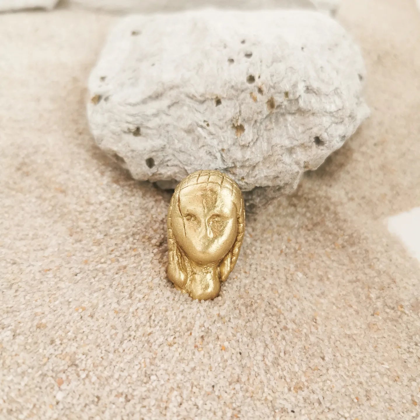 Broszka paleolityczna Wenus z Brassempouy – ręcznie wykonana współczesna replika artefaktu z Grotte du Pape, idealny prezent dla archeologów i miłośników historii sztuki.