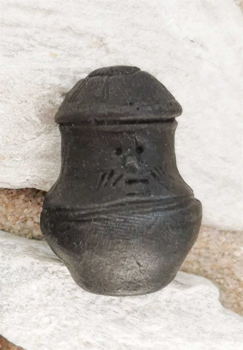 Brelok z motywem urny z twarzowej – ręcznie wykonany wisiorek inspirowany kulturą pomorską, prezent archeologiczny, wyjątkowy historyczny dodatek