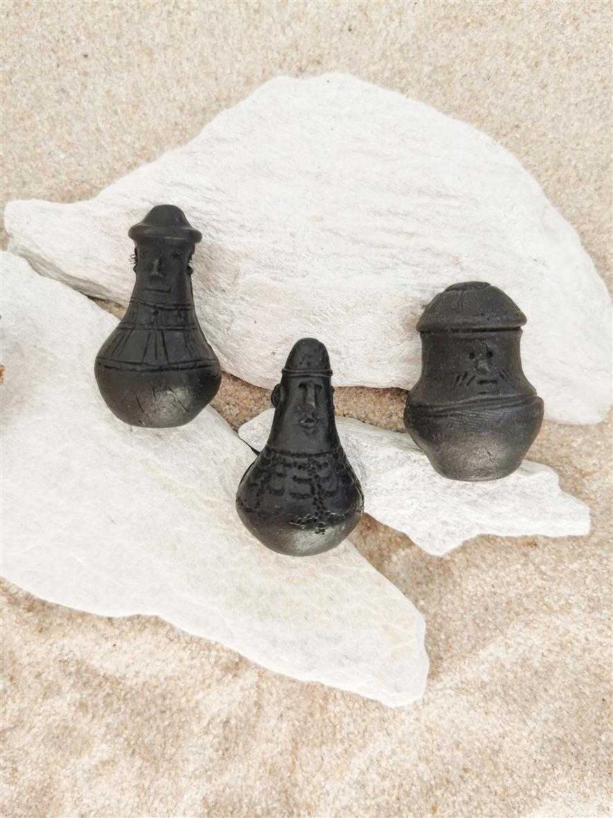 Ręcznie robiona broszka/broszka z urną twarzową – kultura pomorska, epoka żelaza | Unikalna biżuteria archeologiczna, glina polimerowa i stal chirurgiczna