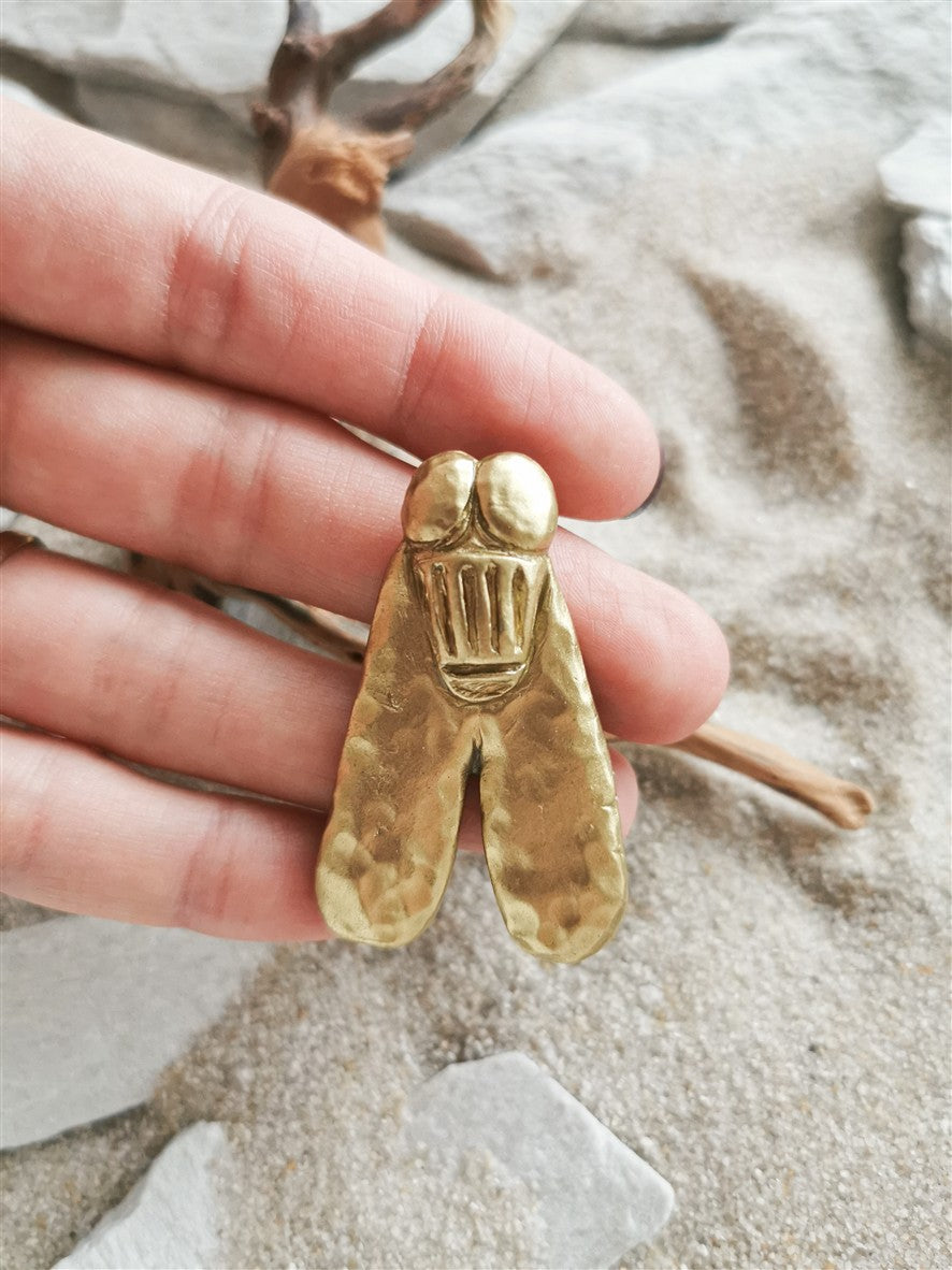Broszka ze złotą muchą – inspirowana królową Ahhotep I, biżuteria historyczna, prezent dla archeologa i starożytnego Egiptu