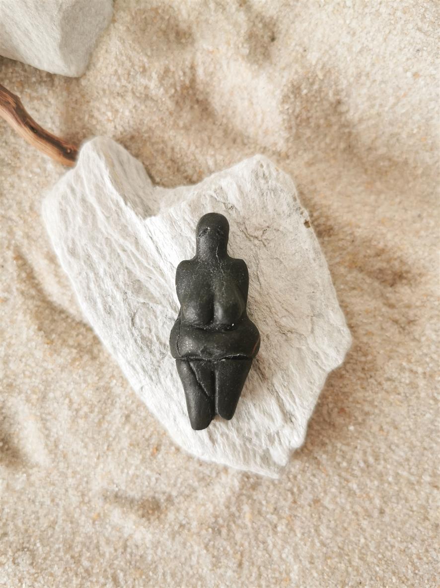 Ręcznie robiona broszka Wenus z Dolnych Věstonic – paleolityczny symbol kobiecości i płodności