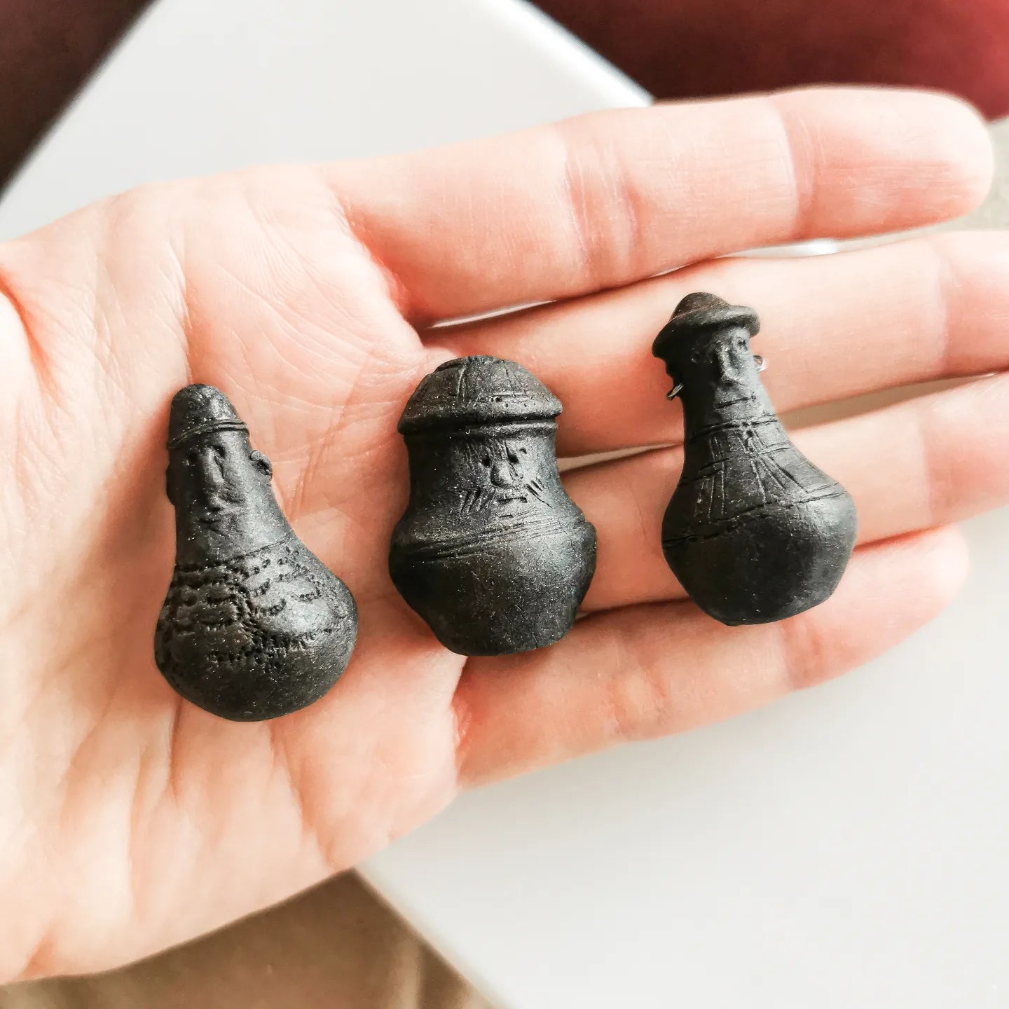 Brelok z motywem urny z twarzowej – ręcznie wykonany wisiorek inspirowany kulturą pomorską, prezent archeologiczny, wyjątkowy historyczny dodatek