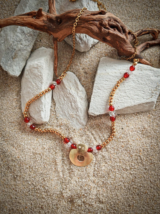 Naszyjnik z amuletem Varna – mosiężny wisiorek z karneolem i kryształem górskim | Ręcznie robiona biżuteria inspirowana starożytnym złotem