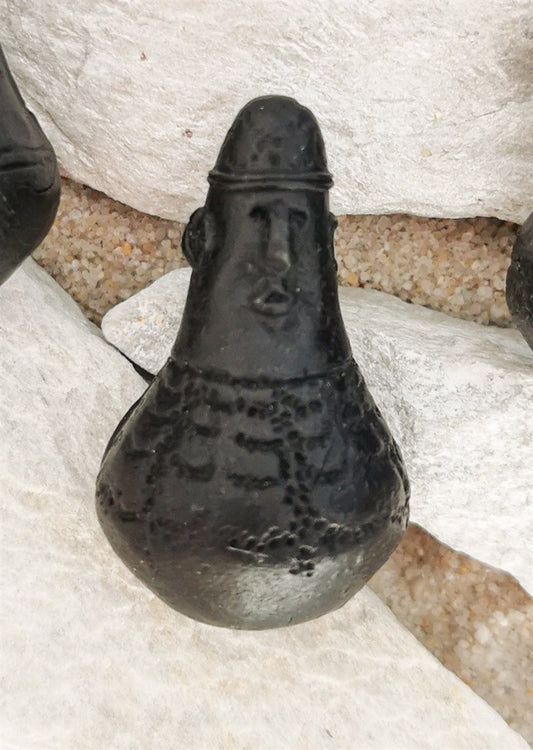 Brelok z  motywem urny z twarzowej – ręcznie wykonany wisiorek inspirowany kulturą pomorską, prezent archeologiczny, wyjątkowy historyczny dodatek