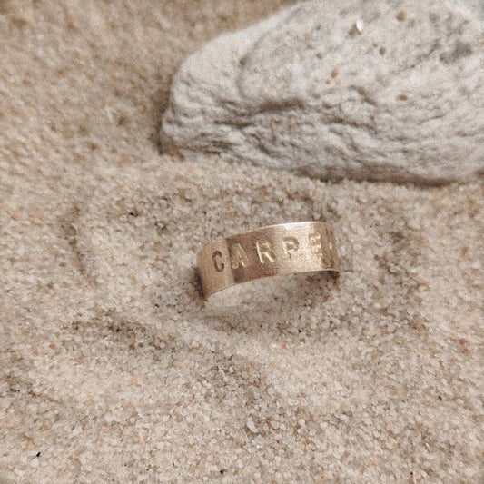 INSCRIPTIONES – CARPE DIEM pierścionek