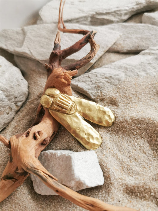 Broszka ze złotą muchą – inspirowana królową Ahhotep I, biżuteria historyczna, prezent dla archeologa i starożytnego Egiptu