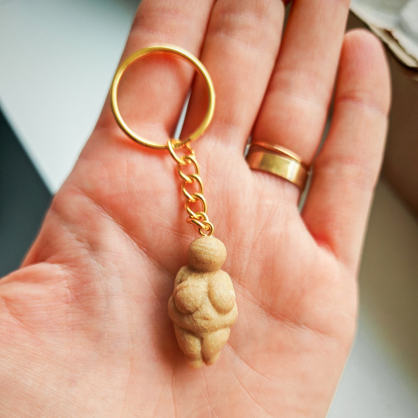 Keychain with Venus of Willendorf Miniature – Handcrafted Polymer Clay Replica of the Famous Paleolithic Fertility Goddess