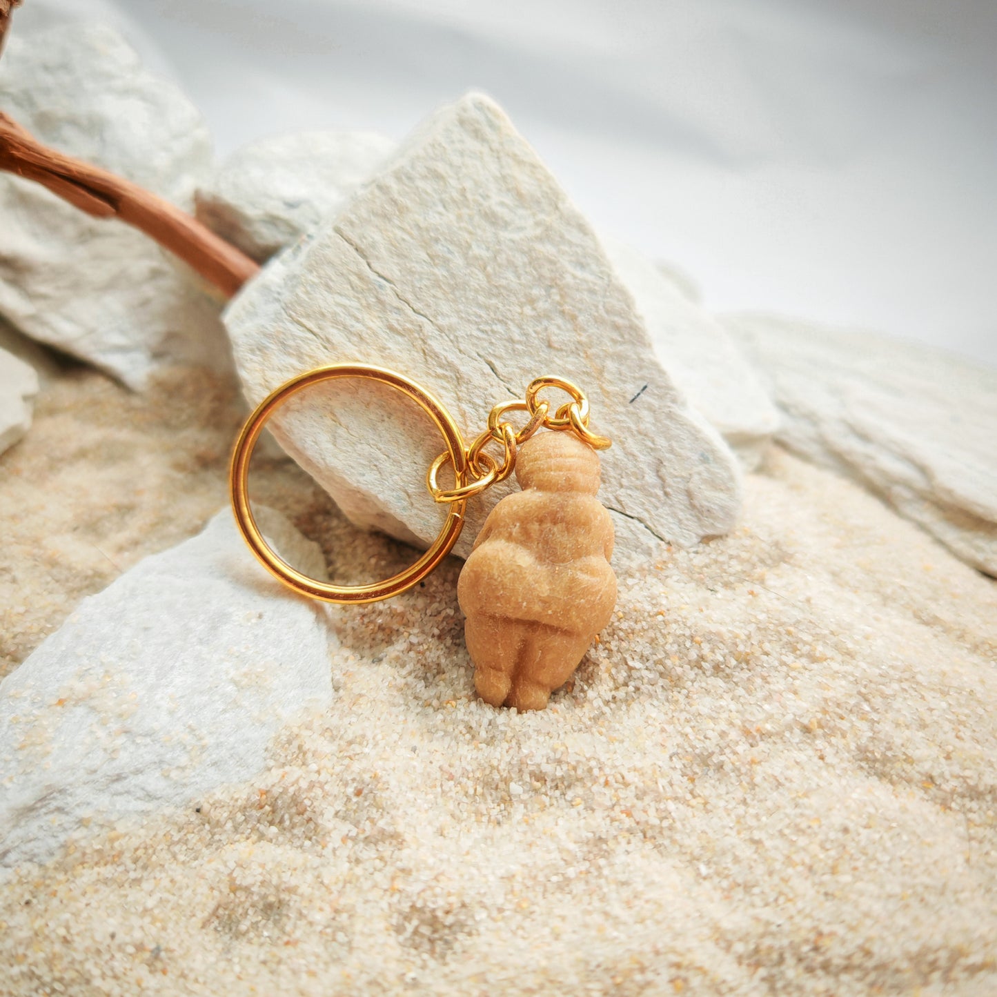 Keychain with Venus of Willendorf Miniature – Handcrafted Polymer Clay Replica of the Famous Paleolithic Fertility Goddess