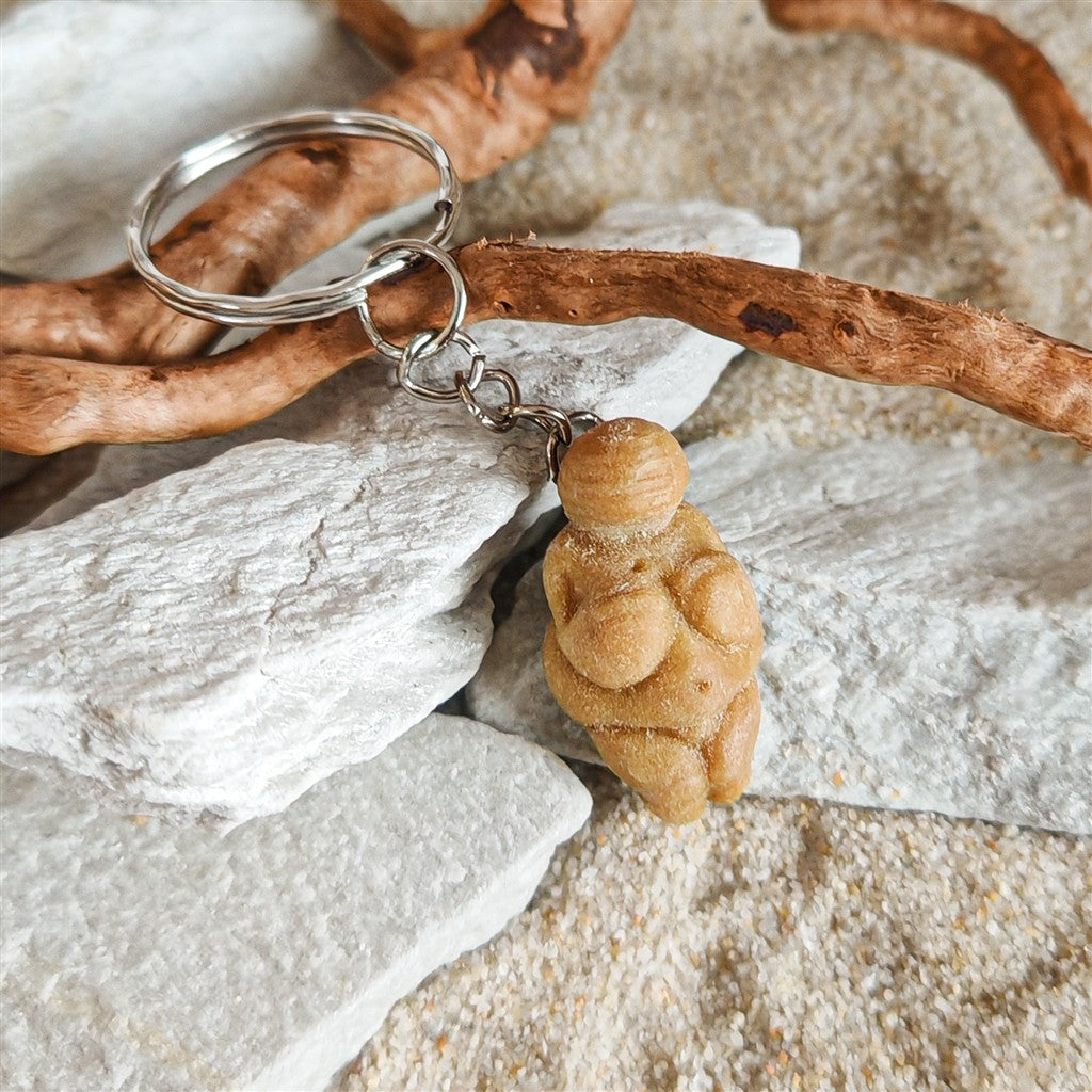 Keychain with Venus of Willendorf Miniature – Handcrafted Polymer Clay Replica of the Famous Paleolithic Fertility Goddess