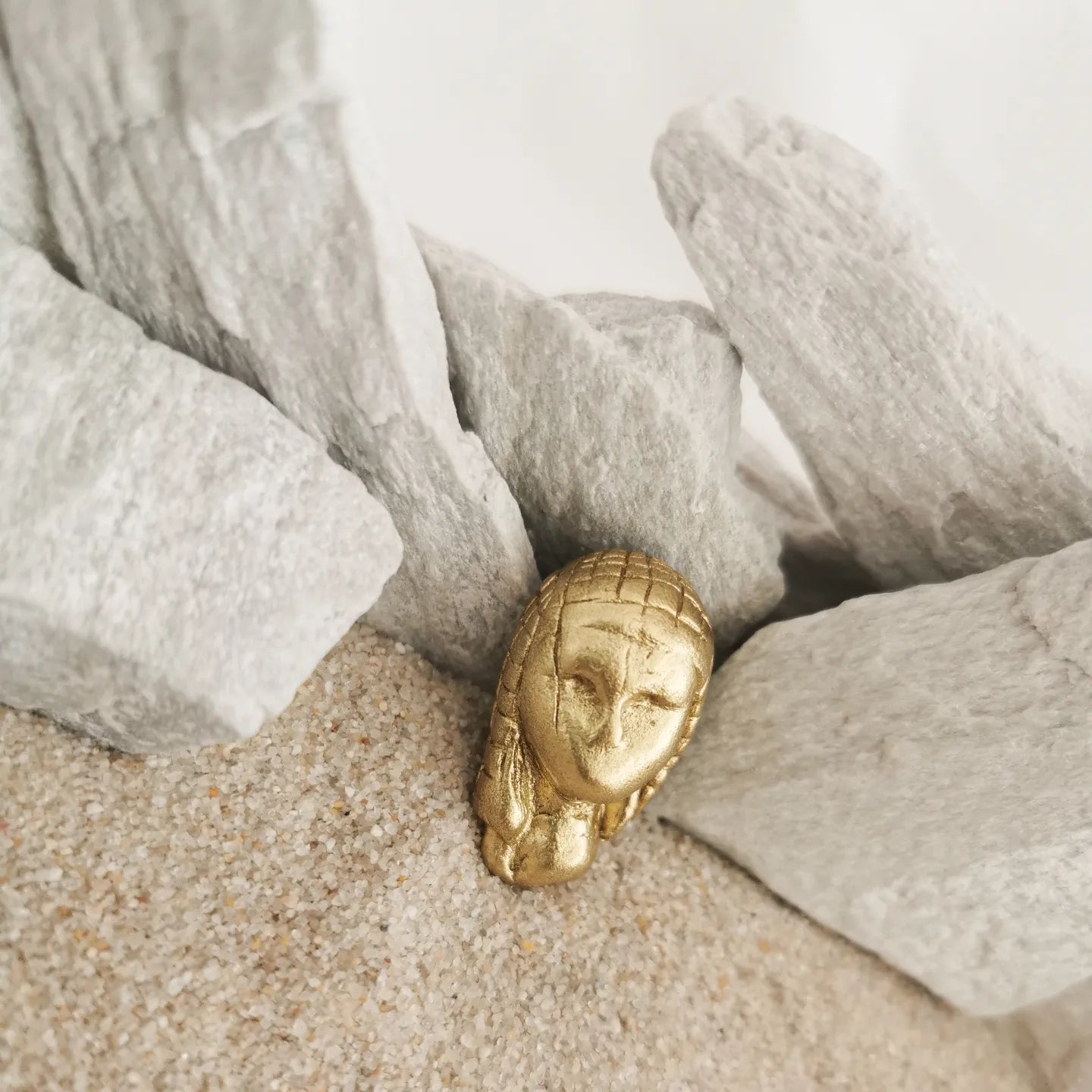 pin brooche with gold image od venus from Brassempouy